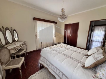 Moradia T4 para Venda em Cornes