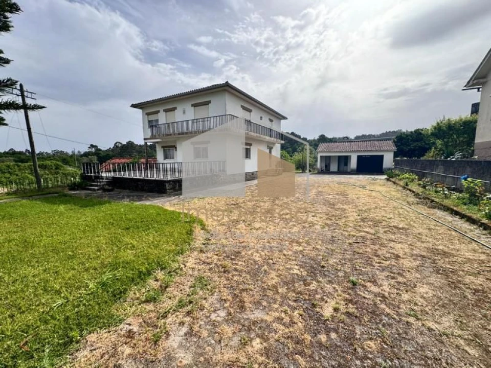 Moradia T4 para Venda em Cornes Foto 1