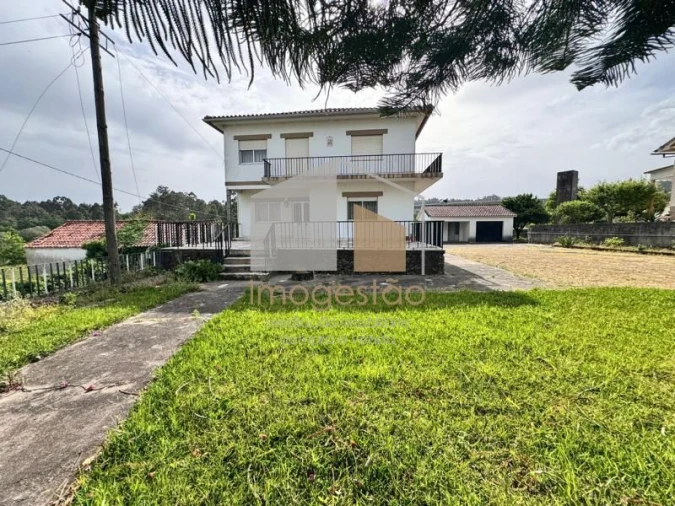 Moradia T4 para Venda em Cornes Foto 2