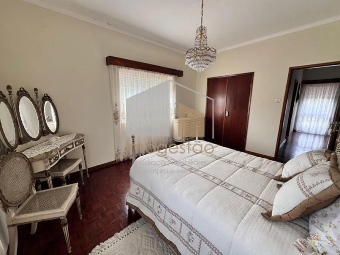 Moradia T4 para Venda em Cornes Foto 8