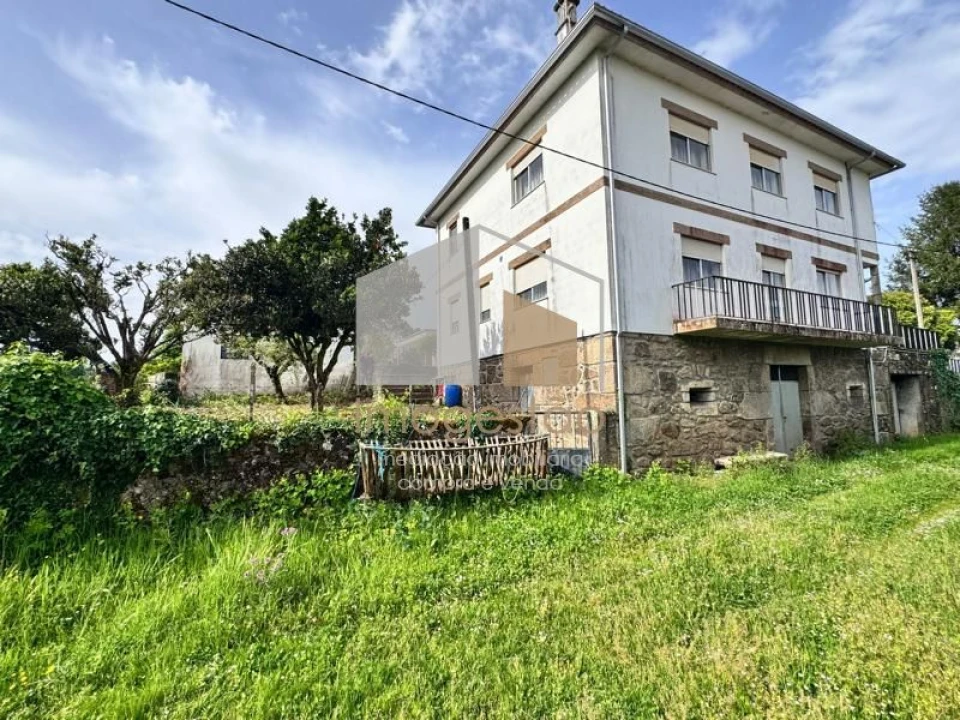 Moradia T4 para Venda em Cornes Foto 5