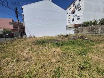 Terreno para Venda em Pontinha e Famões