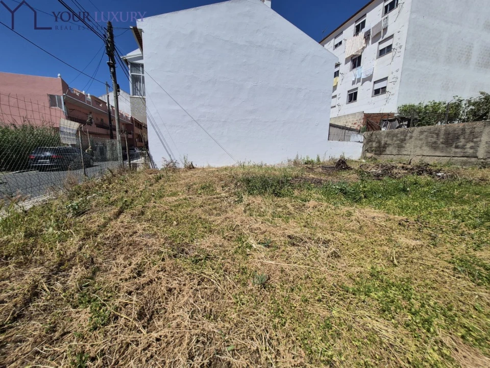 Terreno para Venda em Pontinha e Famões Foto 1