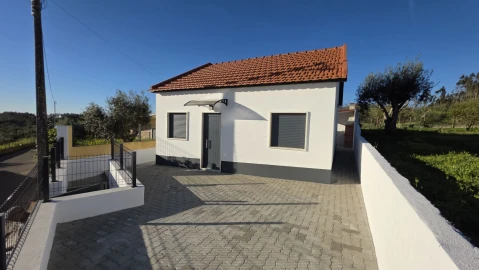 Moradia T2 para Venda em Igreja Nova do Sobral