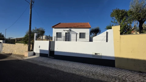 Moradia T2 para Venda em Igreja Nova do Sobral