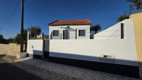 Moradia T2 para Venda em Igreja Nova do Sobral