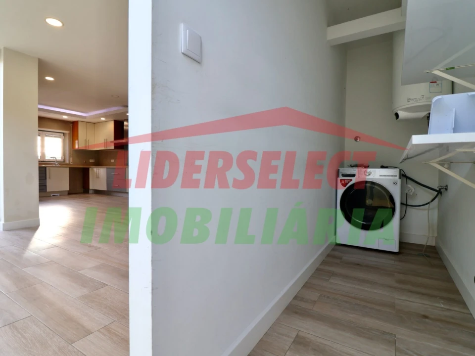 Moradia T4 para Venda em Silveira Foto 13