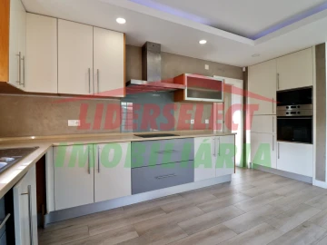 Moradia T4 para Venda em Silveira