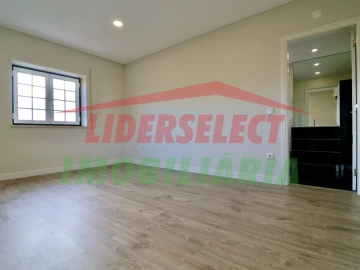 Moradia T4 para Venda em Silveira