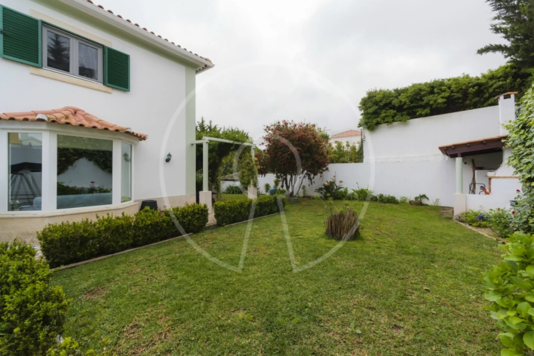 Moradia T5 para Arrendamento em Rio de Mouro Foto 2