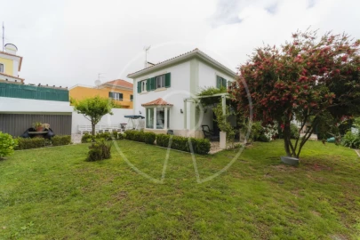 Moradia T5 para Arrendamento em Rio de Mouro