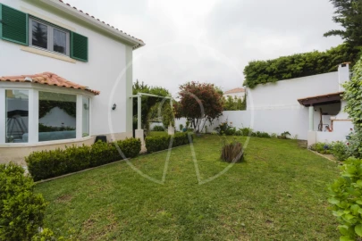 Moradia T5 para Arrendamento em Rio de Mouro