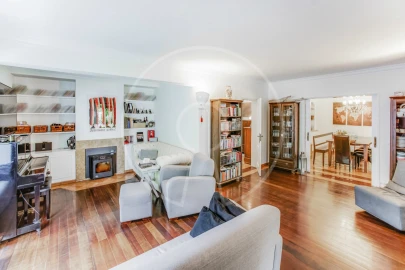 Moradia T5 para Arrendamento em Rio de Mouro