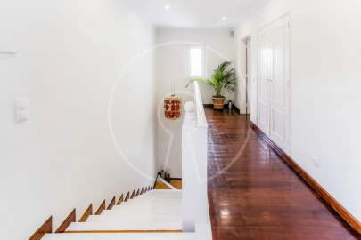 Moradia T5 para Arrendamento em Rio de Mouro