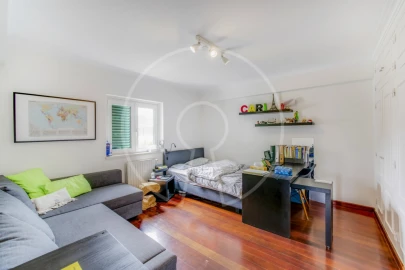 Moradia T5 para Arrendamento em Rio de Mouro