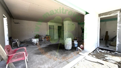 Moradia T4 para Venda em Charneca de Caparica e Sobreda