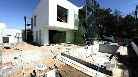 Moradia T4 para Venda em Charneca de Caparica e Sobreda