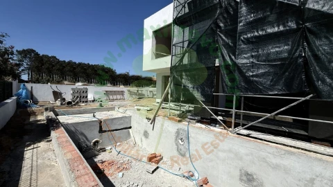 Moradia T4 para Venda em Charneca de Caparica e Sobreda
