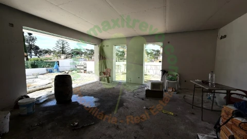 Moradia T4 para Venda em Charneca de Caparica e Sobreda