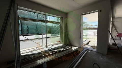 Moradia T4 para Venda em Charneca de Caparica e Sobreda