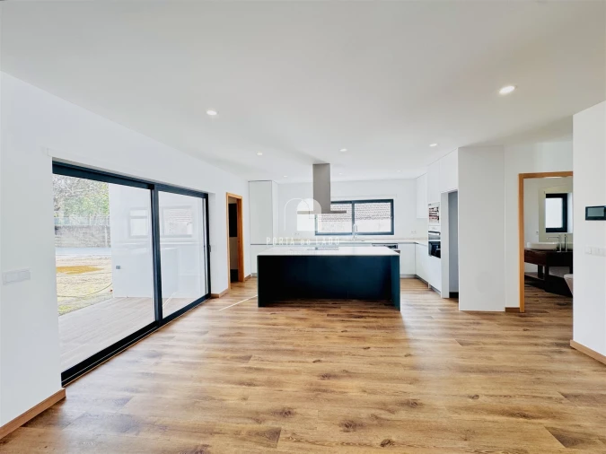 Moradia T4 para Arrendamento em Ovar, São João, Arada e São Vicente de Pereira Jusã Foto 13