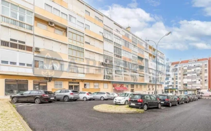 Apartamento T3 para Venda em Santo António dos Cavaleiros e Frielas