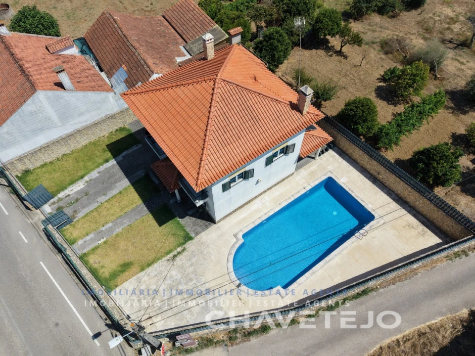 Moradia T4 para Venda em Serra e Junceira Foto 1