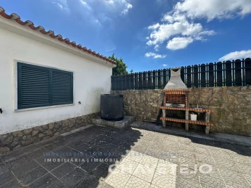 Moradia T4 para Venda em Serra e Junceira