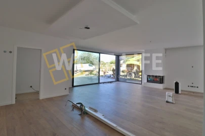 Moradia T4 para Venda em Azueira e Sobral da Abelheira