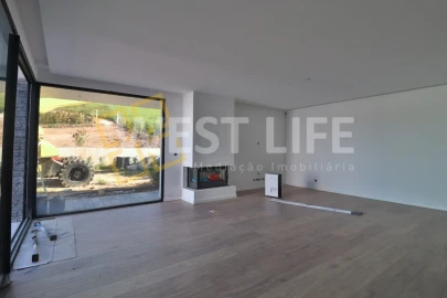 Moradia T4 para Venda em Azueira e Sobral da Abelheira