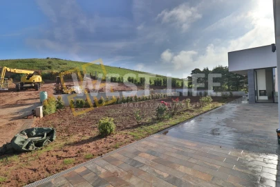 Moradia T4 para Venda em Azueira e Sobral da Abelheira