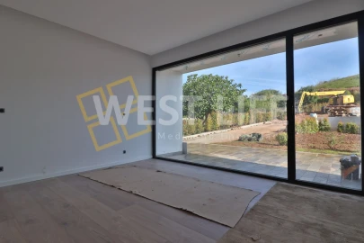 Moradia T4 para Venda em Azueira e Sobral da Abelheira