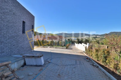 Moradia T4 para Venda em Azueira e Sobral da Abelheira