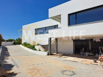 Moradia T4 para Venda em Azueira e Sobral da Abelheira