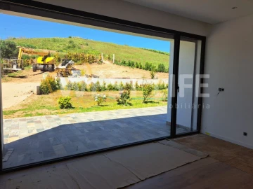 Moradia T4 para Venda em Azueira e Sobral da Abelheira