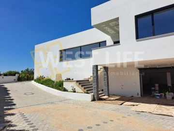 Moradia T4 para Venda em Azueira e Sobral da Abelheira