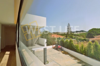 Moradia T4 para Venda em Azueira e Sobral da Abelheira