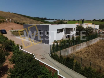 Moradia T4 para Venda em Azueira e Sobral da Abelheira