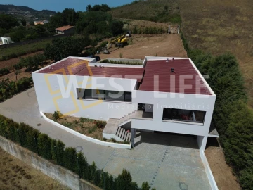 Moradia T4 para Venda em Azueira e Sobral da Abelheira