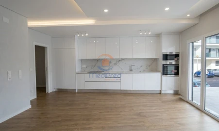 Apartamento T2 para Venda em Santo António dos Cavaleiros e Frielas