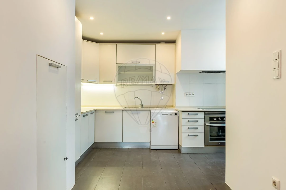 Apartamento T4 para Arrendamento em Misericórdia Foto 7