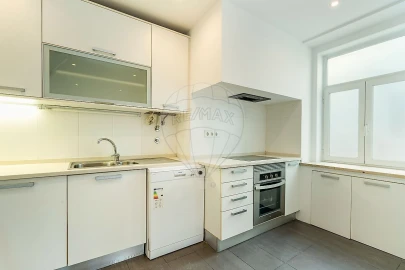 Apartamento T4 para Arrendamento em Misericórdia