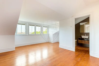 Apartamento T4 para Arrendamento em Misericórdia