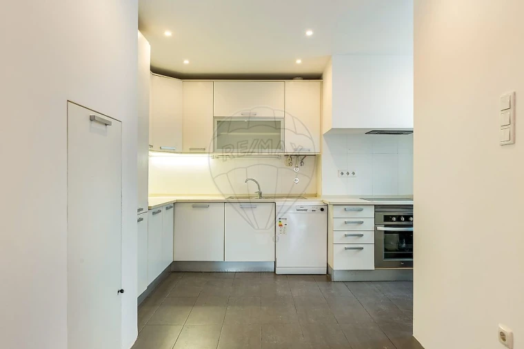 Apartamento T4 para Arrendamento em Misericórdia Foto 7