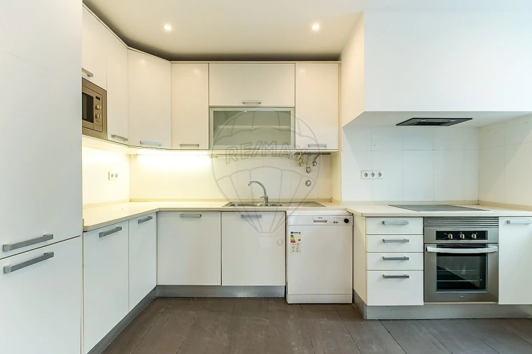 Apartamento T4 para Arrendamento em Misericórdia Foto 6