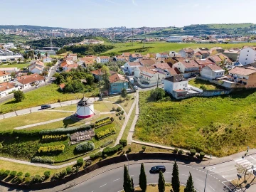 Terreno para Venda em Pontinha e Famões
