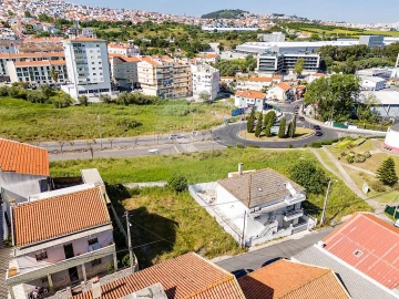 Terreno para Venda em Pontinha e Famões
