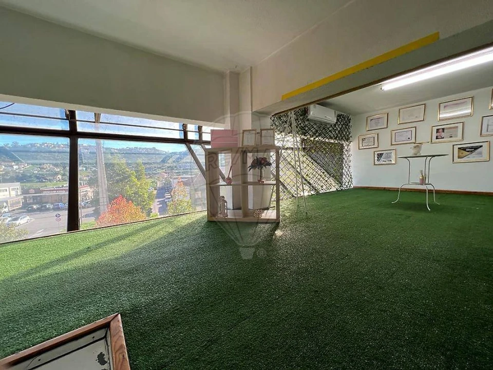 Loja para Venda em Santo António dos Cavaleiros e Frielas Foto 4