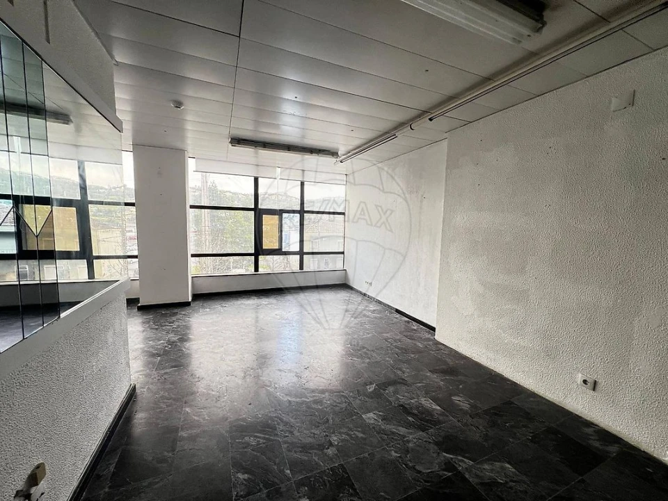 Loja para Venda em Santo António dos Cavaleiros e Frielas Foto 11