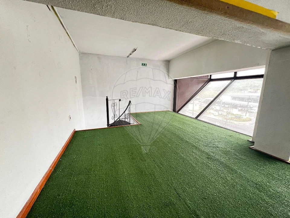 Loja para Venda em Santo António dos Cavaleiros e Frielas Foto 13